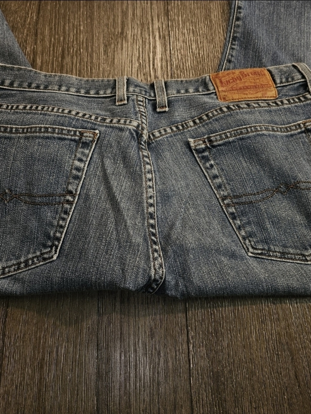 Lucky Brand Sz. 36x28 Button Fly Bootcut Mens Jeans - Picture 2 of 10